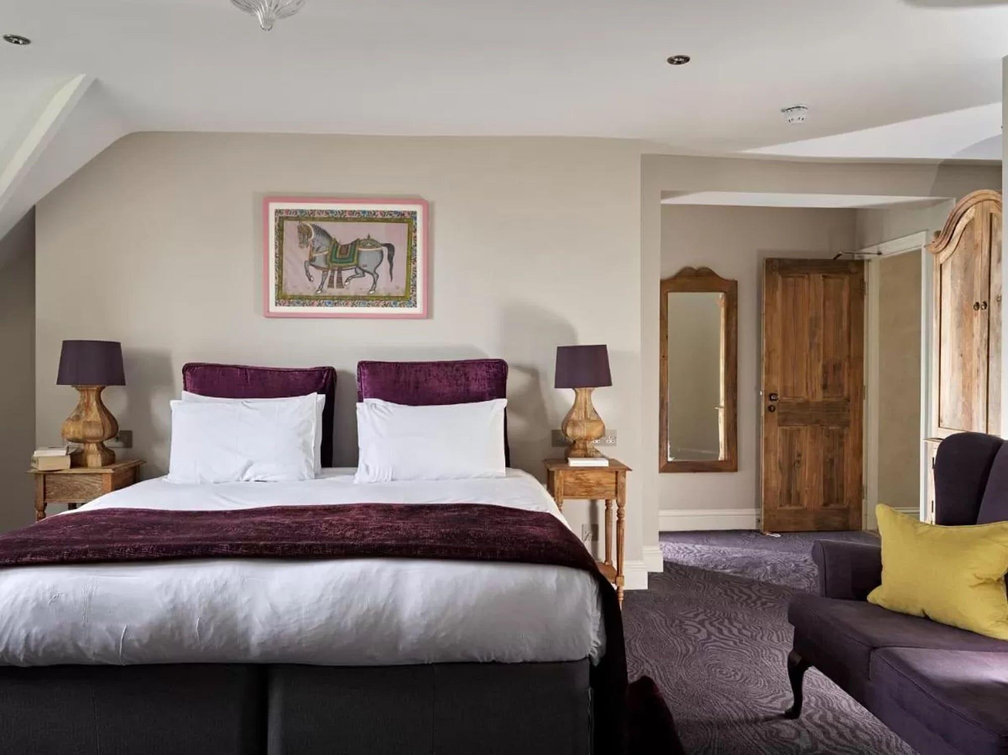 Cotswold Grange Bed and Breakfast Cheltenham Exteriör bild A bedroom at The Old parsonage