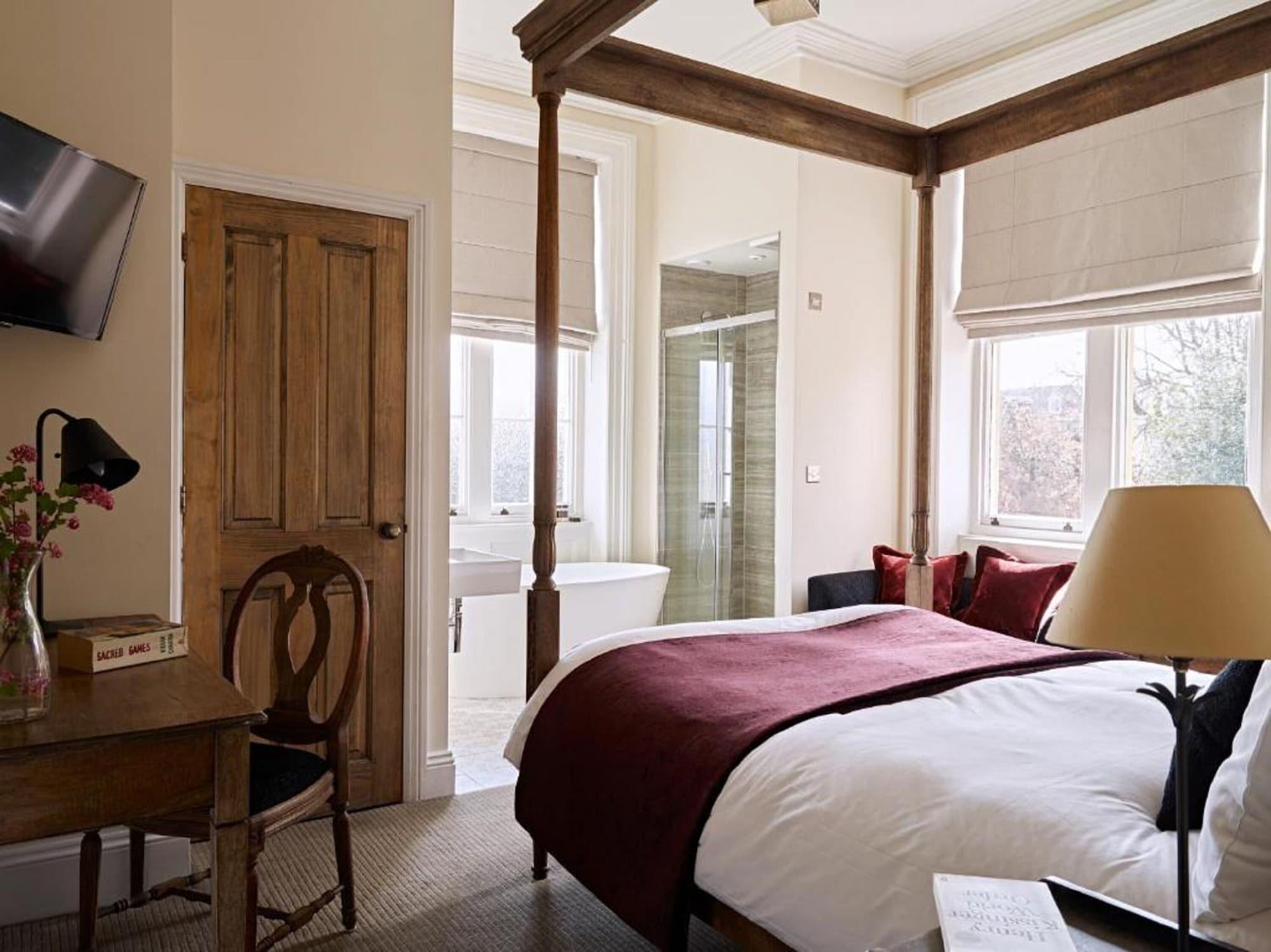 Cotswold Grange Bed and Breakfast Cheltenham Exteriör bild A bedroom at The Swan Hotel