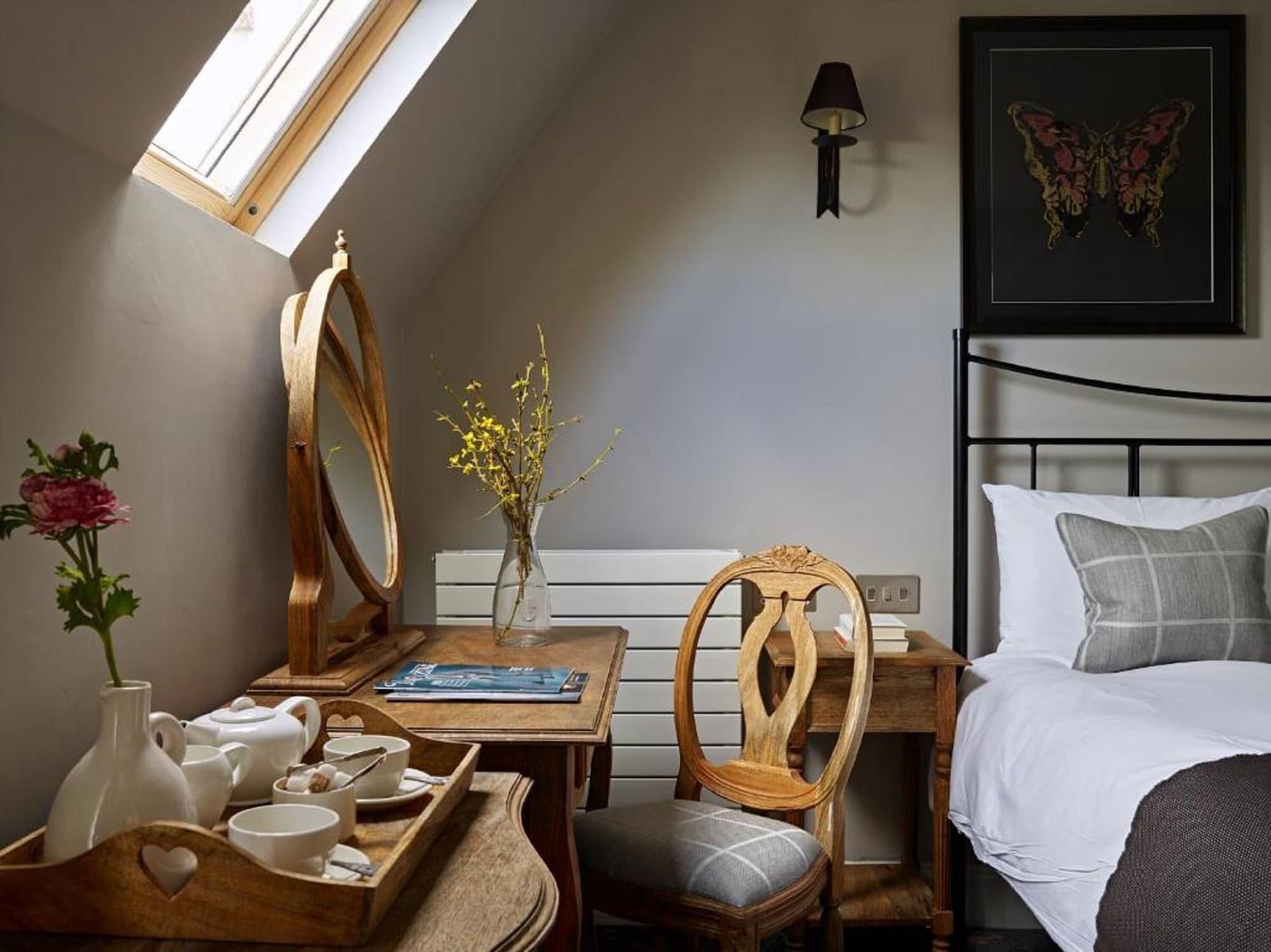 Cotswold Grange Bed and Breakfast Cheltenham Exteriör bild A room at The Old Inn