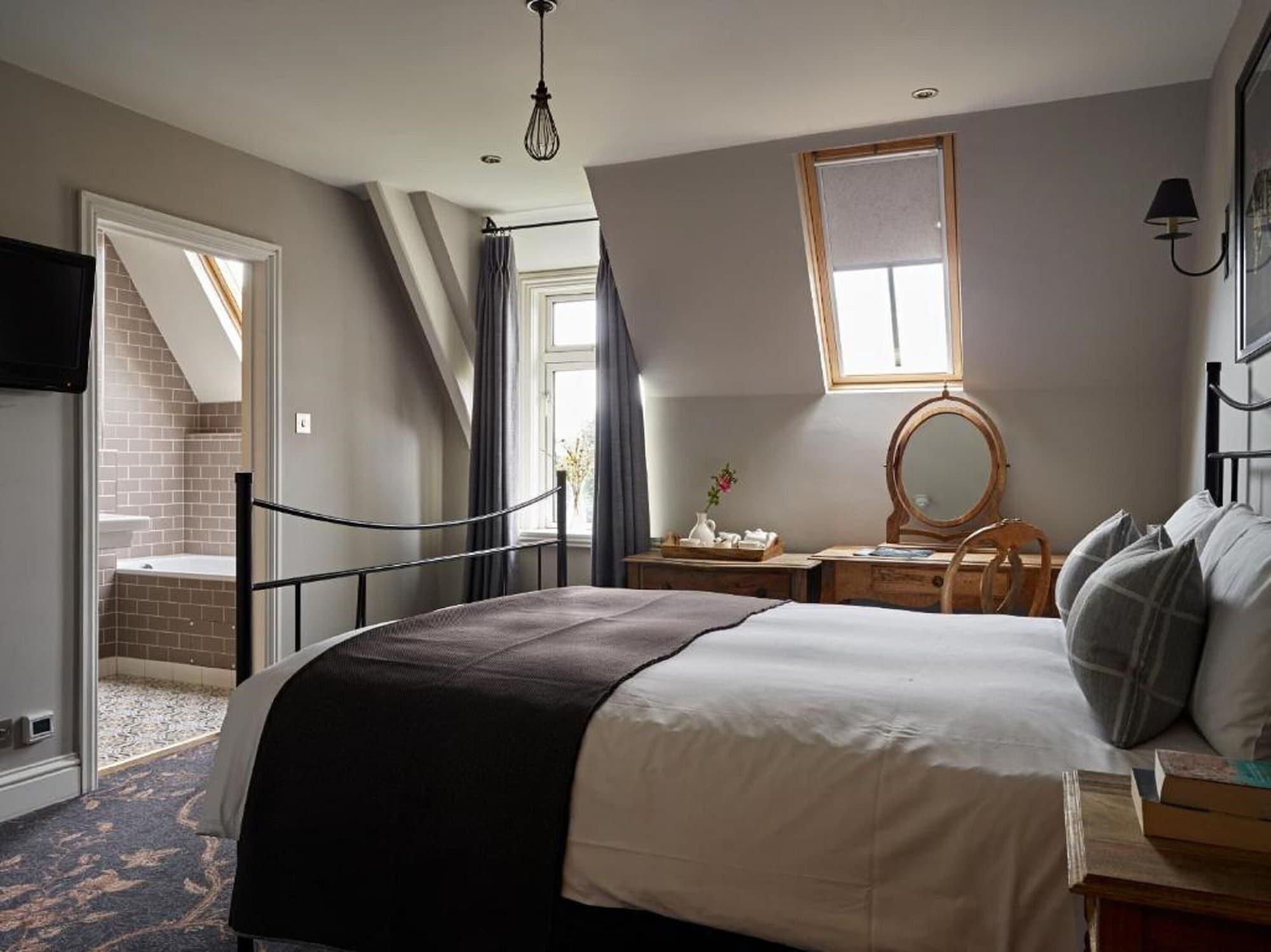 Cotswold Grange Bed and Breakfast Cheltenham Exteriör bild A bedroom at The Old Bank Hotel