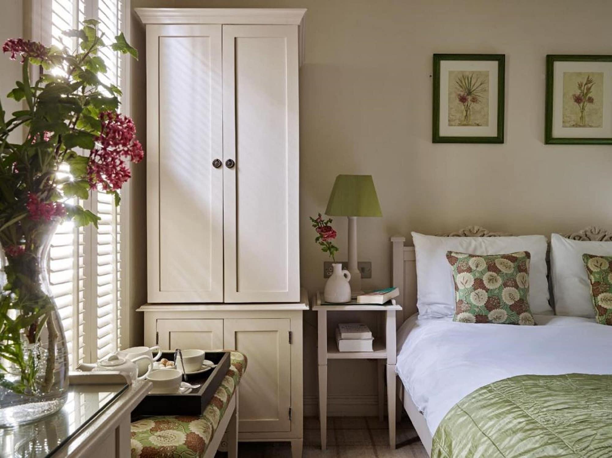 Cotswold Grange Bed and Breakfast Cheltenham Exteriör bild A bedroom