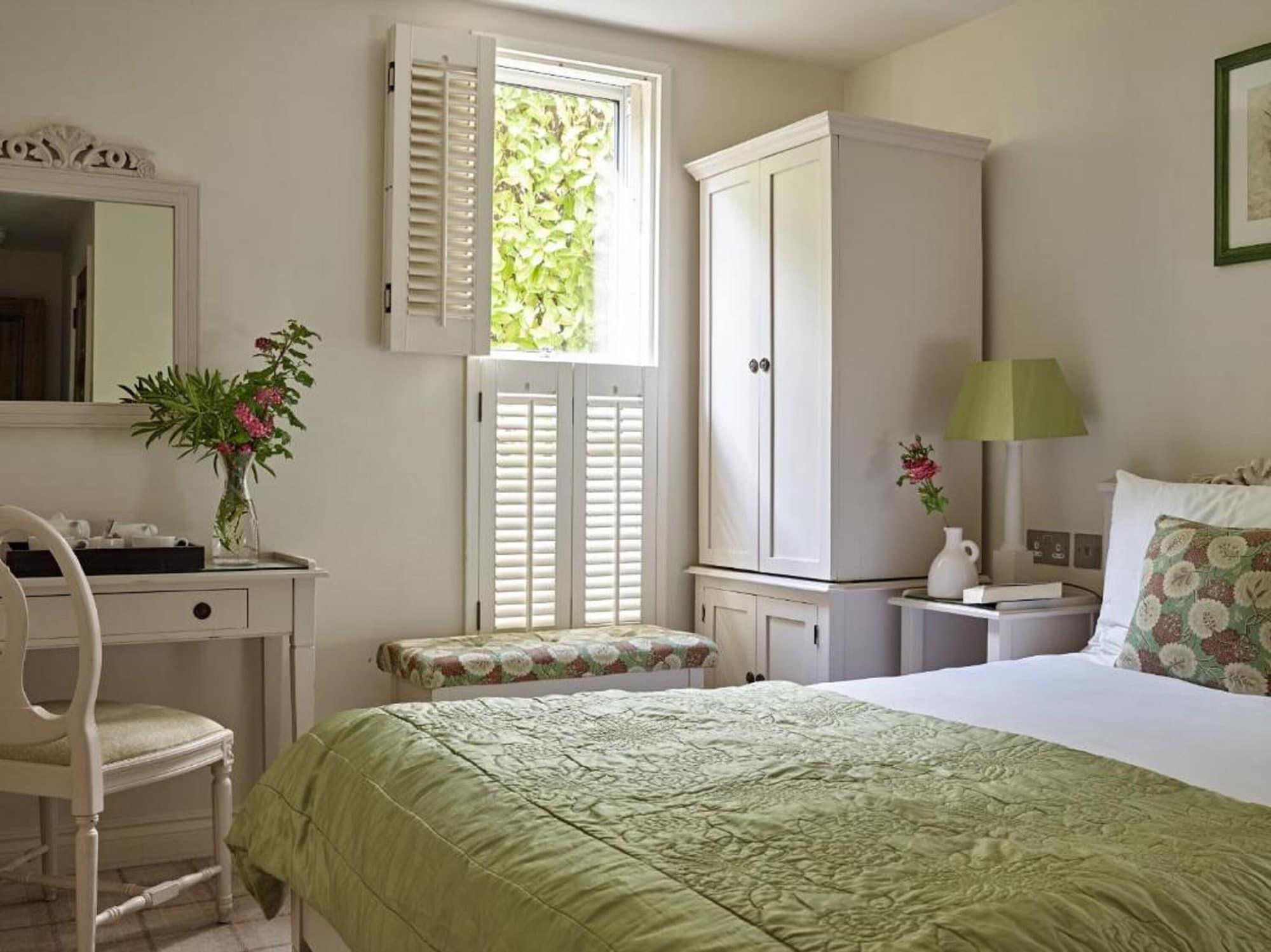 Cotswold Grange Bed and Breakfast Cheltenham Exteriör bild A bedroom at The Old parsonage