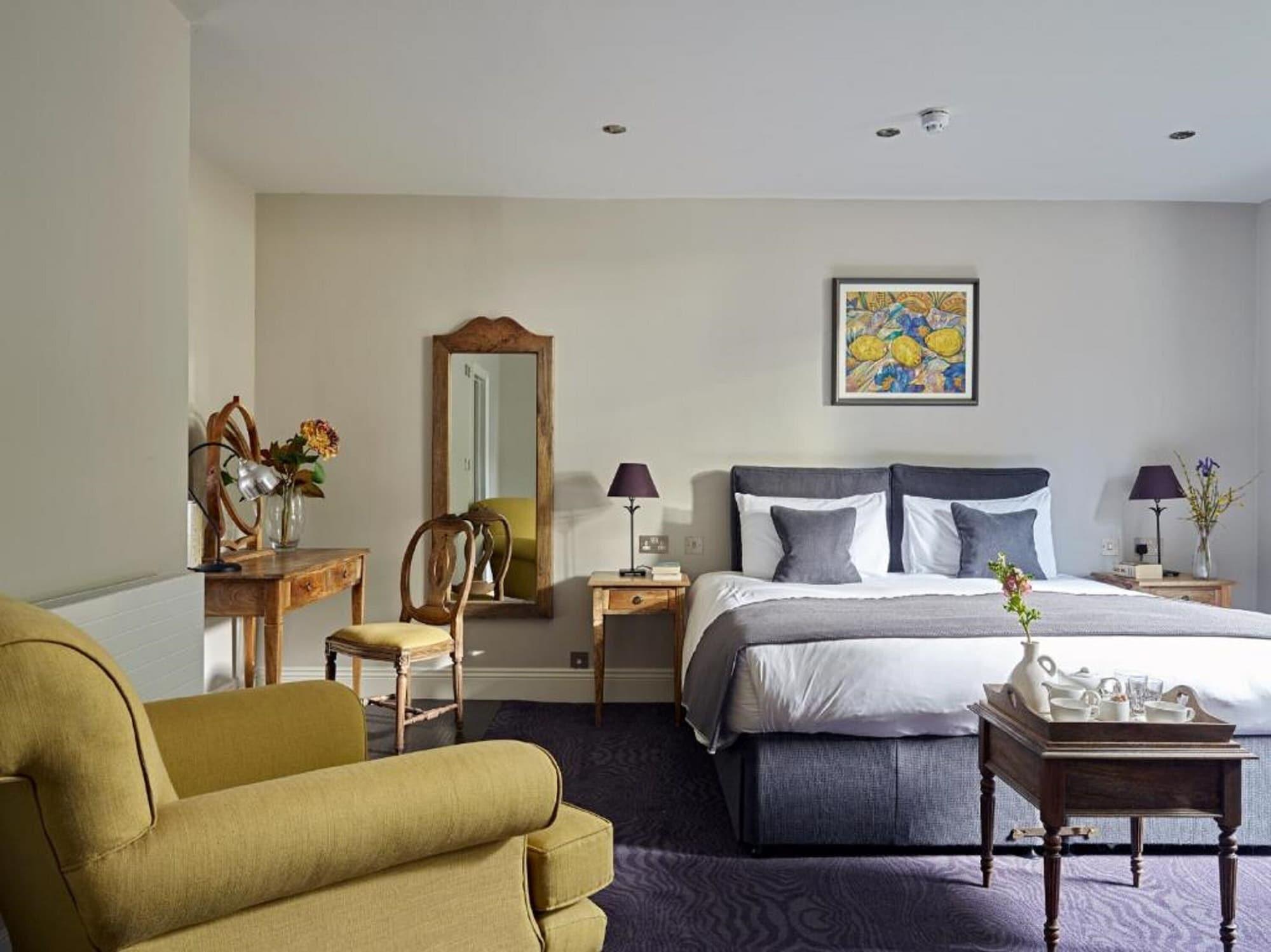 Cotswold Grange Bed and Breakfast Cheltenham Exteriör bild A bedroom at The Old parsonage