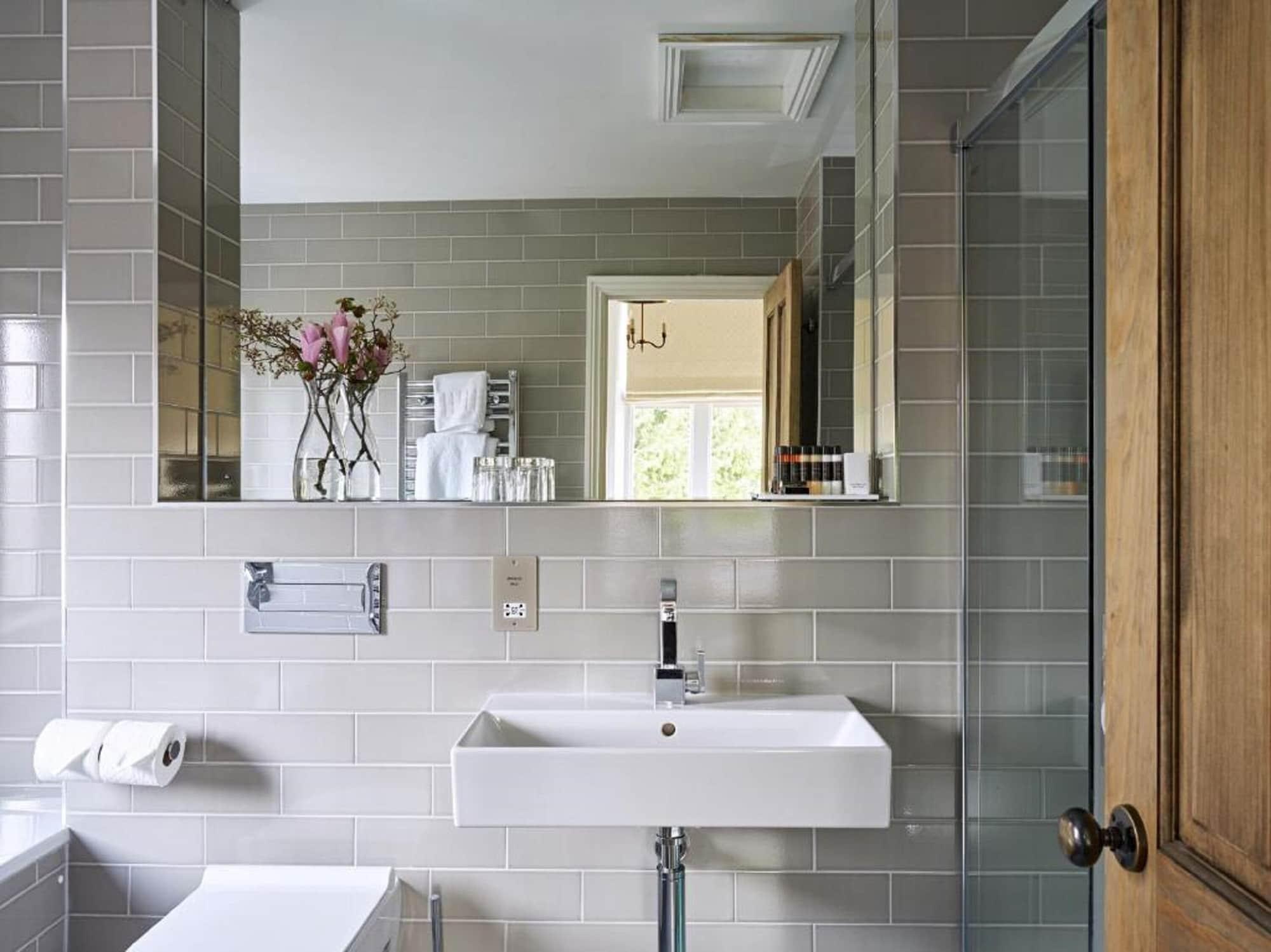 Cotswold Grange Bed and Breakfast Cheltenham Exteriör bild Bathroom with subway tiles