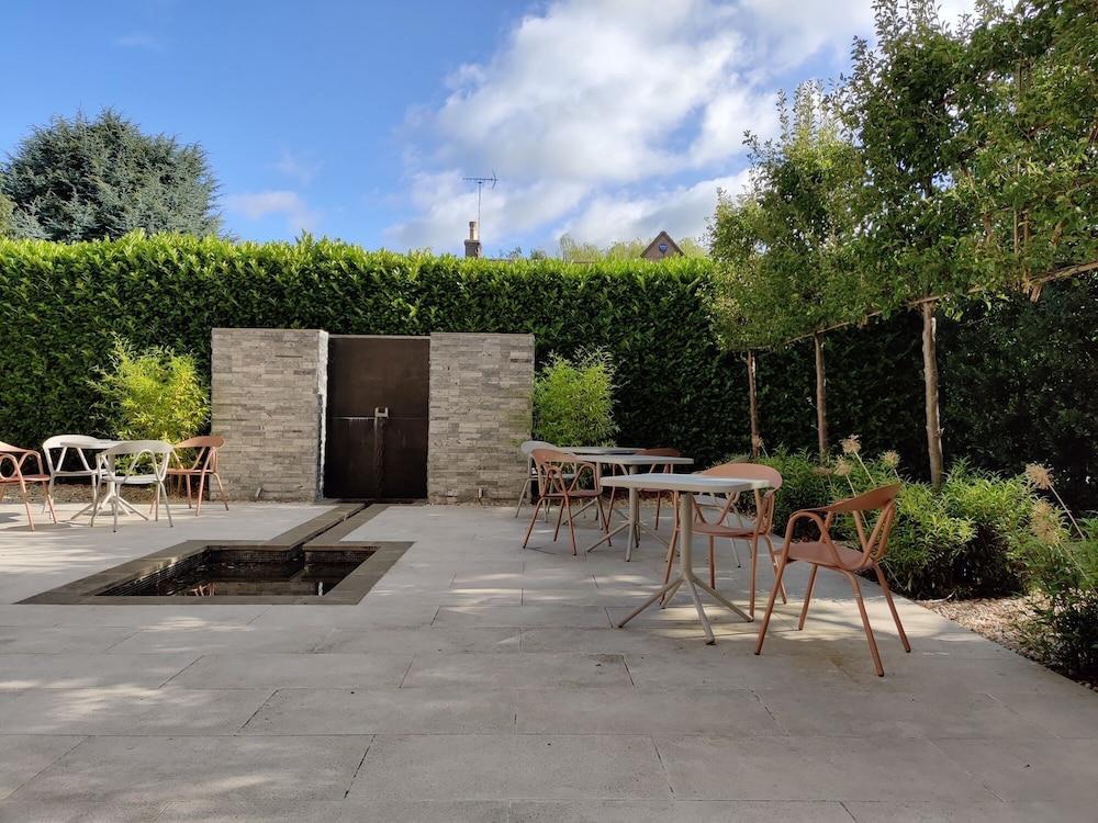 Cotswold Grange Bed and Breakfast Cheltenham Exteriör bild The garden of the Centre for Contemporary Learning