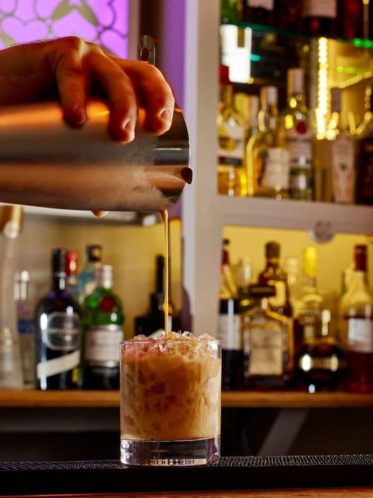 Cotswold Grange Bed and Breakfast Cheltenham Exteriör bild A bartender pouring a White Russian
