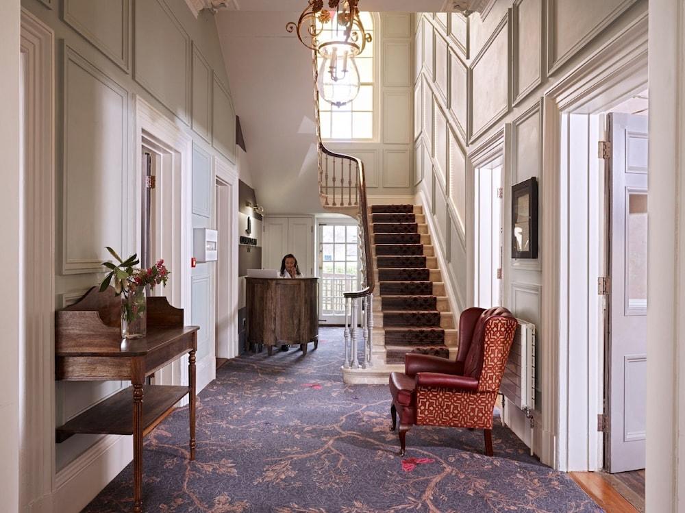 Cotswold Grange Bed and Breakfast Cheltenham Exteriör bild The interior of the hotel