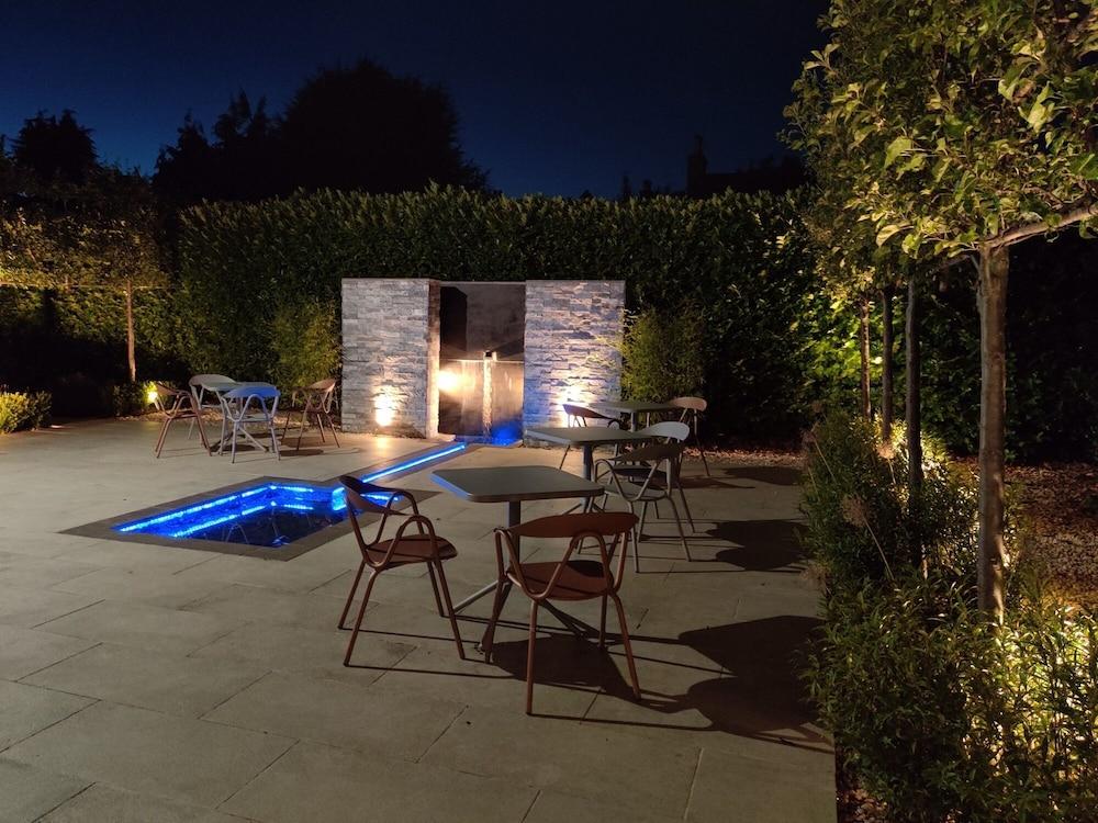 Cotswold Grange Bed and Breakfast Cheltenham Exteriör bild The garden at night