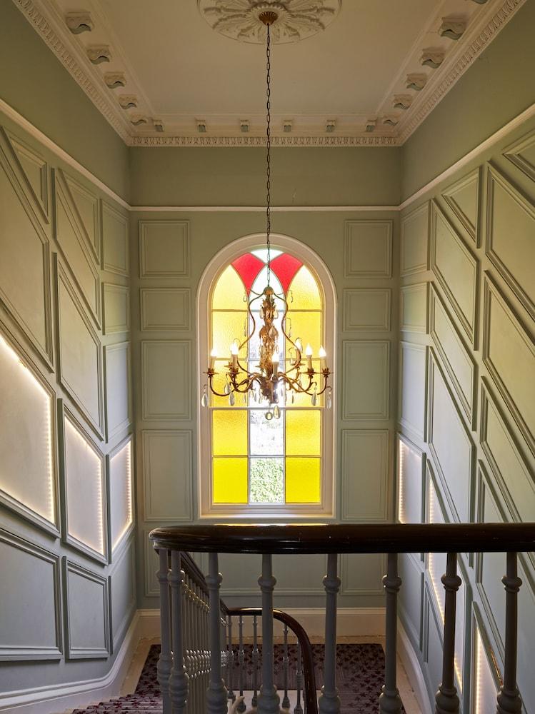 Cotswold Grange Bed and Breakfast Cheltenham Exteriör bild The staircase