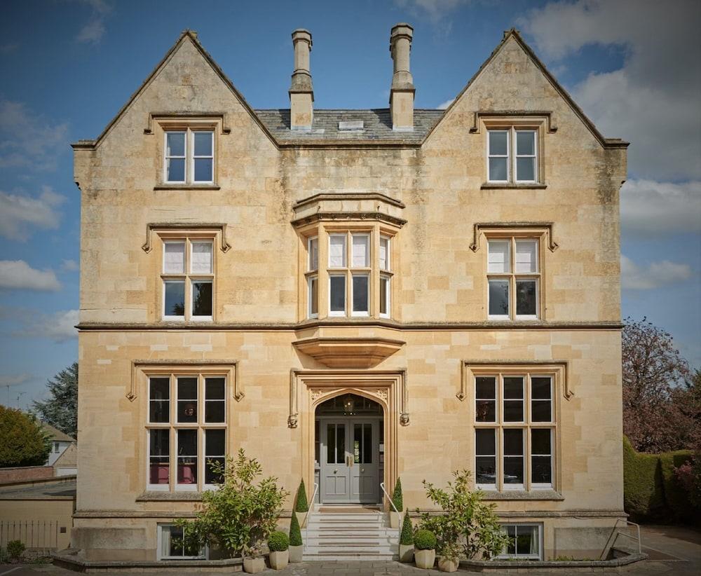 Cotswold Grange Bed and Breakfast Cheltenham Exteriör bild The main entrance of the school