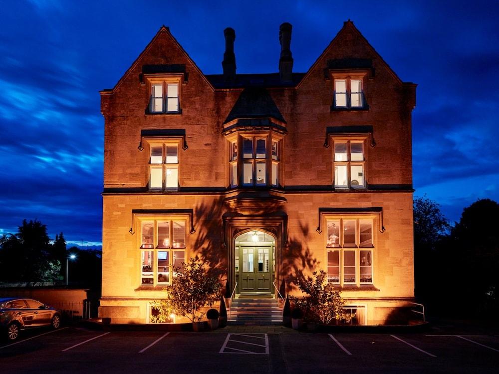 Cotswold Grange Bed and Breakfast Cheltenham Exteriör bild The Old Rectory, at night