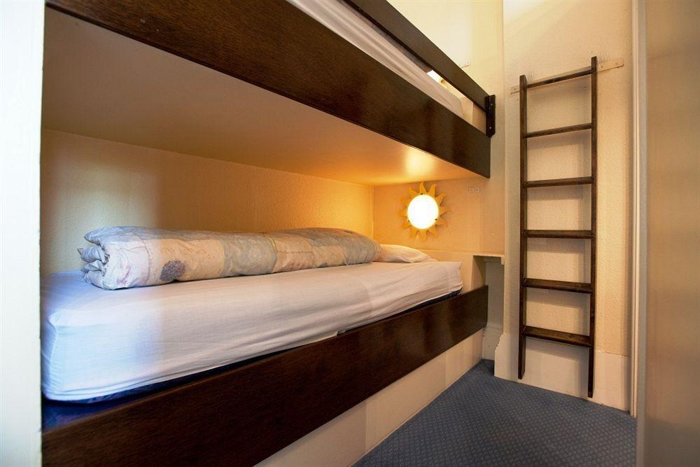 Cotswold Grange Bed and Breakfast Cheltenham Exteriör bild A bunk bed