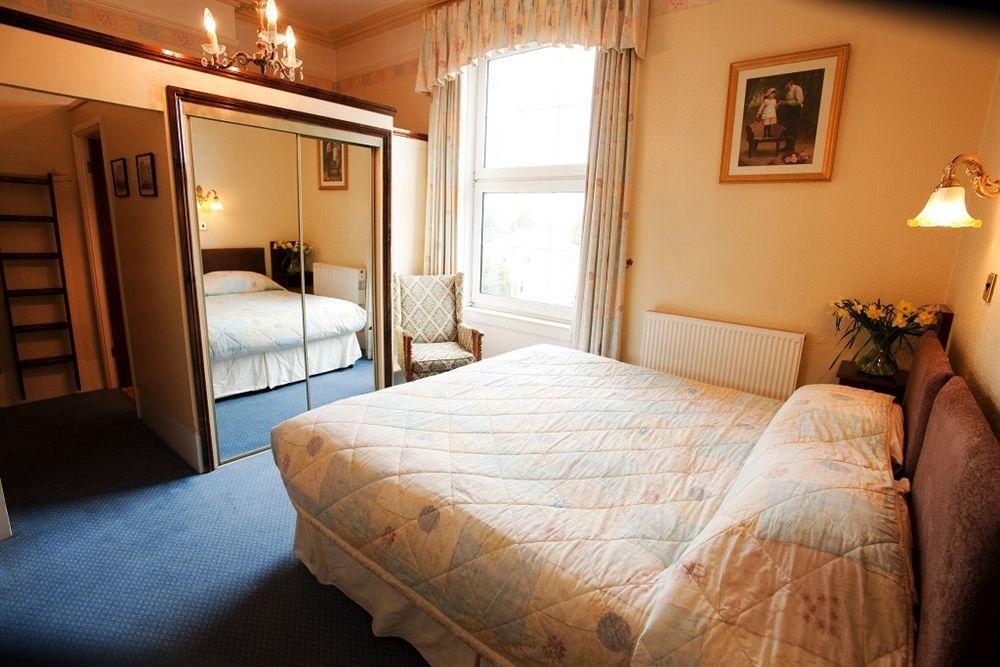 Cotswold Grange Bed and Breakfast Cheltenham Exteriör bild A bedroom at the hotel