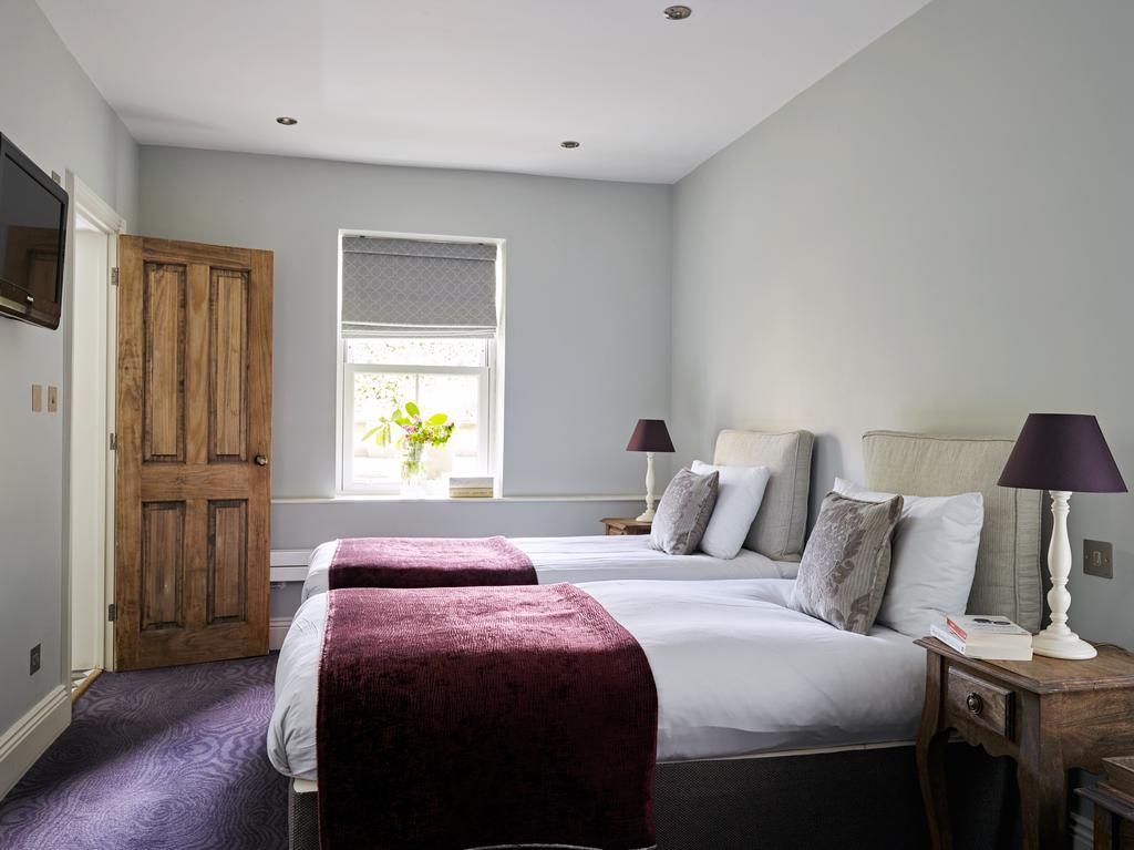 Cotswold Grange Bed and Breakfast Cheltenham Exteriör bild A room at the hotel