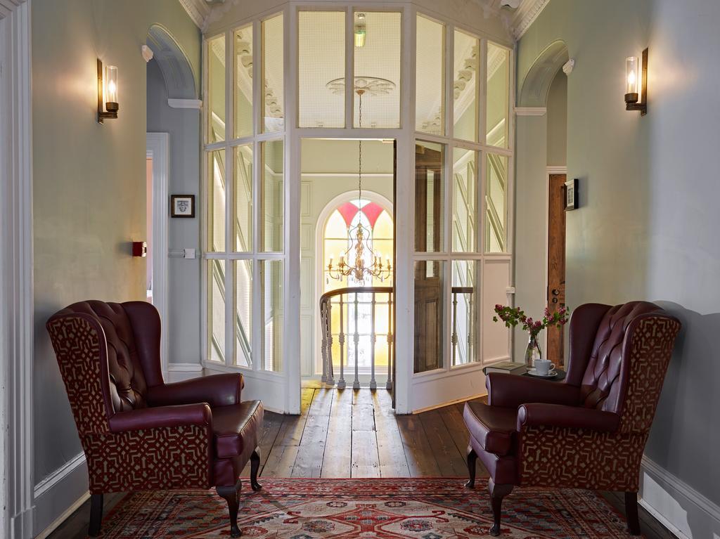 Cotswold Grange Bed and Breakfast Cheltenham Exteriör bild The entrance to the hotel