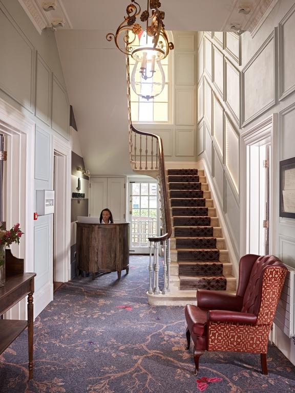Cotswold Grange Bed and Breakfast Cheltenham Exteriör bild The entrance hall