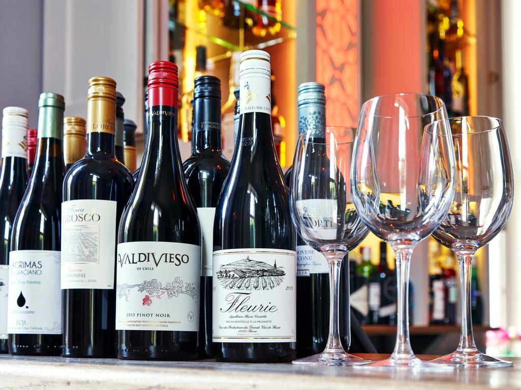 Cotswold Grange Bed and Breakfast Cheltenham Exteriör bild Wine bottles