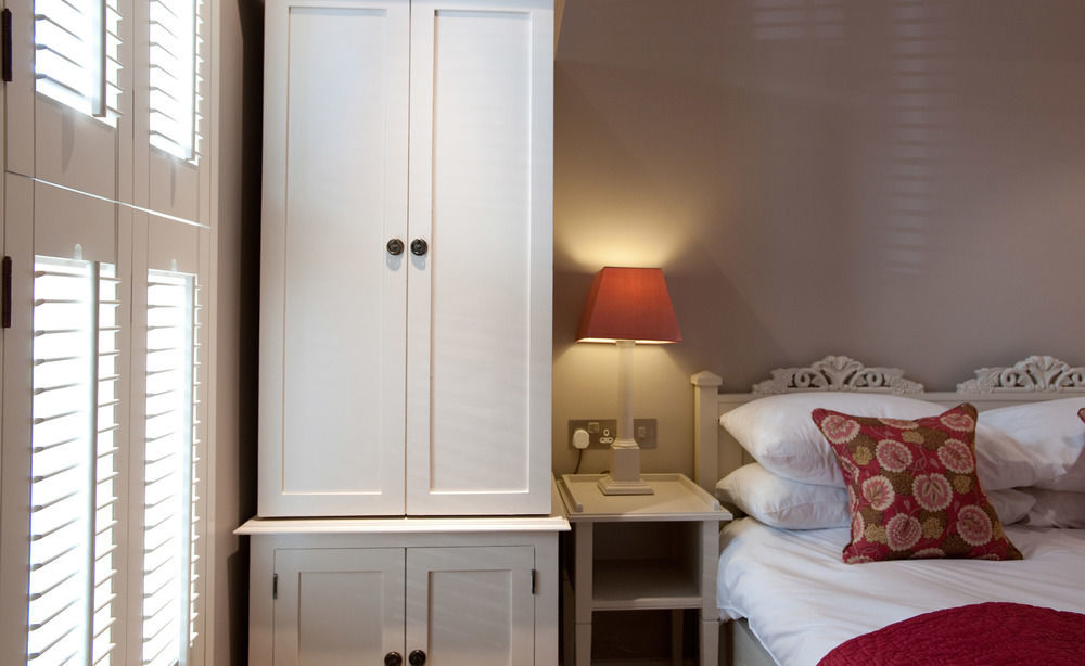 Cotswold Grange Bed and Breakfast Cheltenham Exteriör bild A bedroom at the hotel