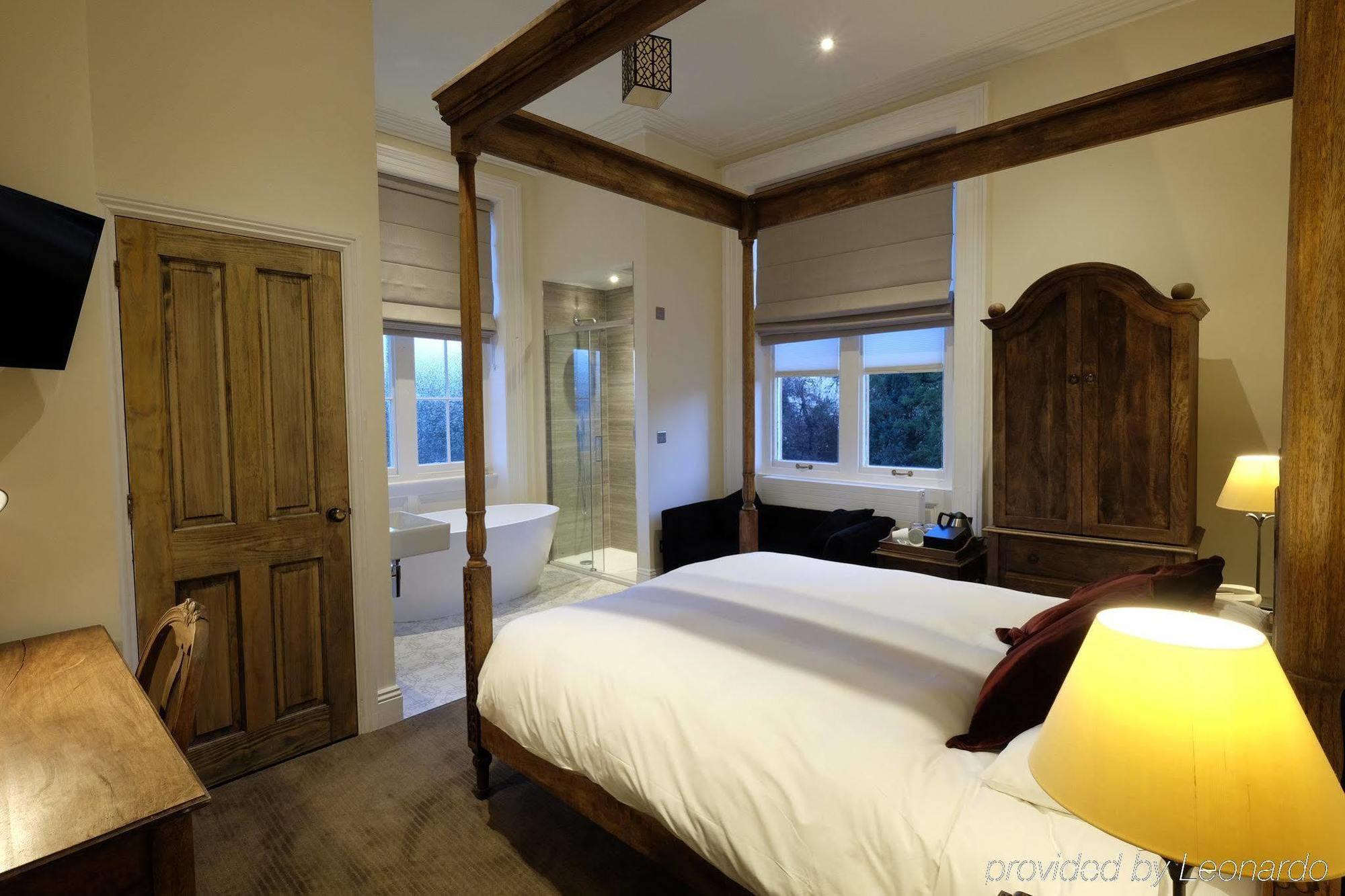 Cotswold Grange Bed and Breakfast Cheltenham Exteriör bild A bedroom at the hotel