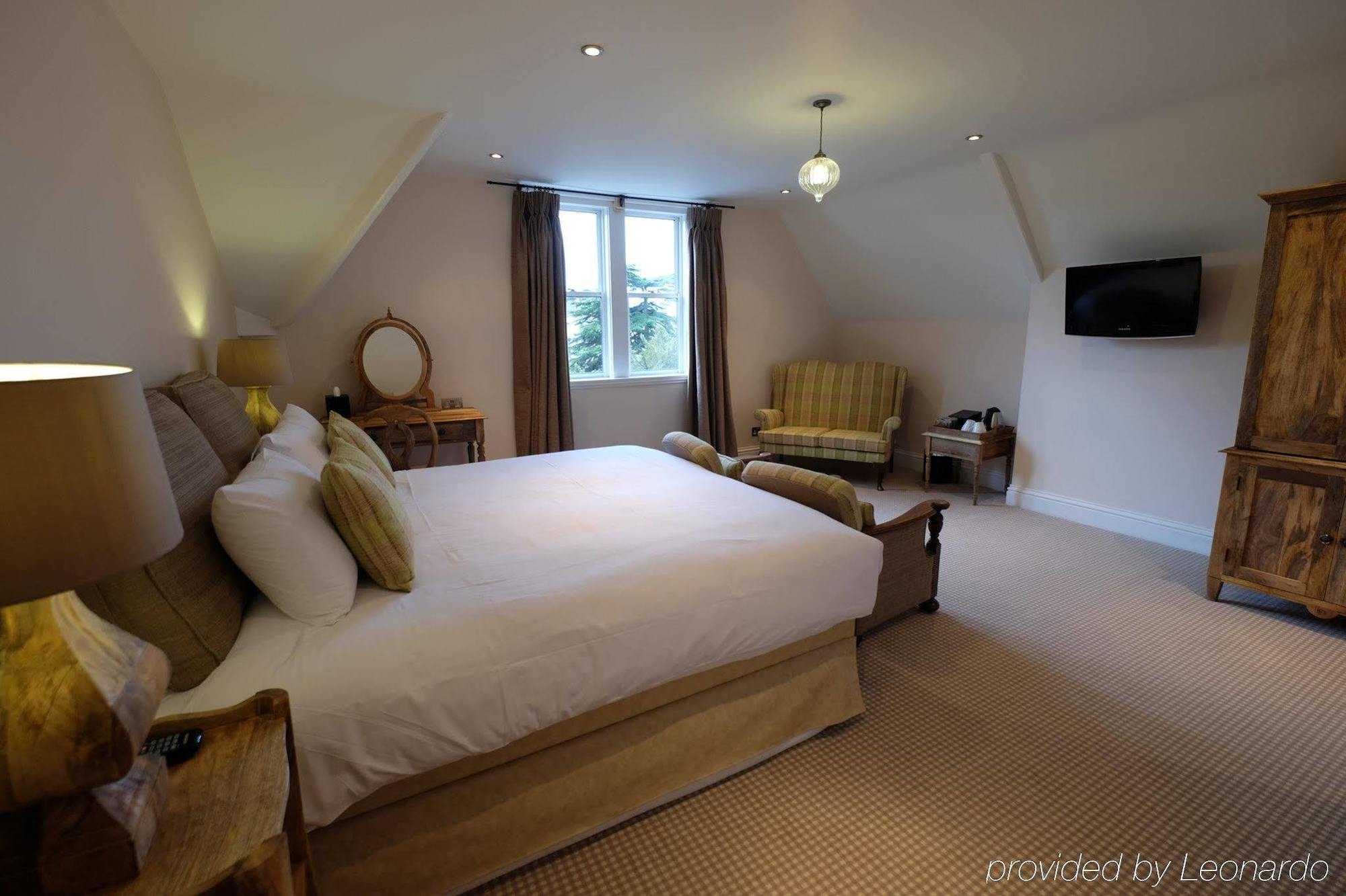 Cotswold Grange Bed and Breakfast Cheltenham Exteriör bild A bedroom at The Old parsonage