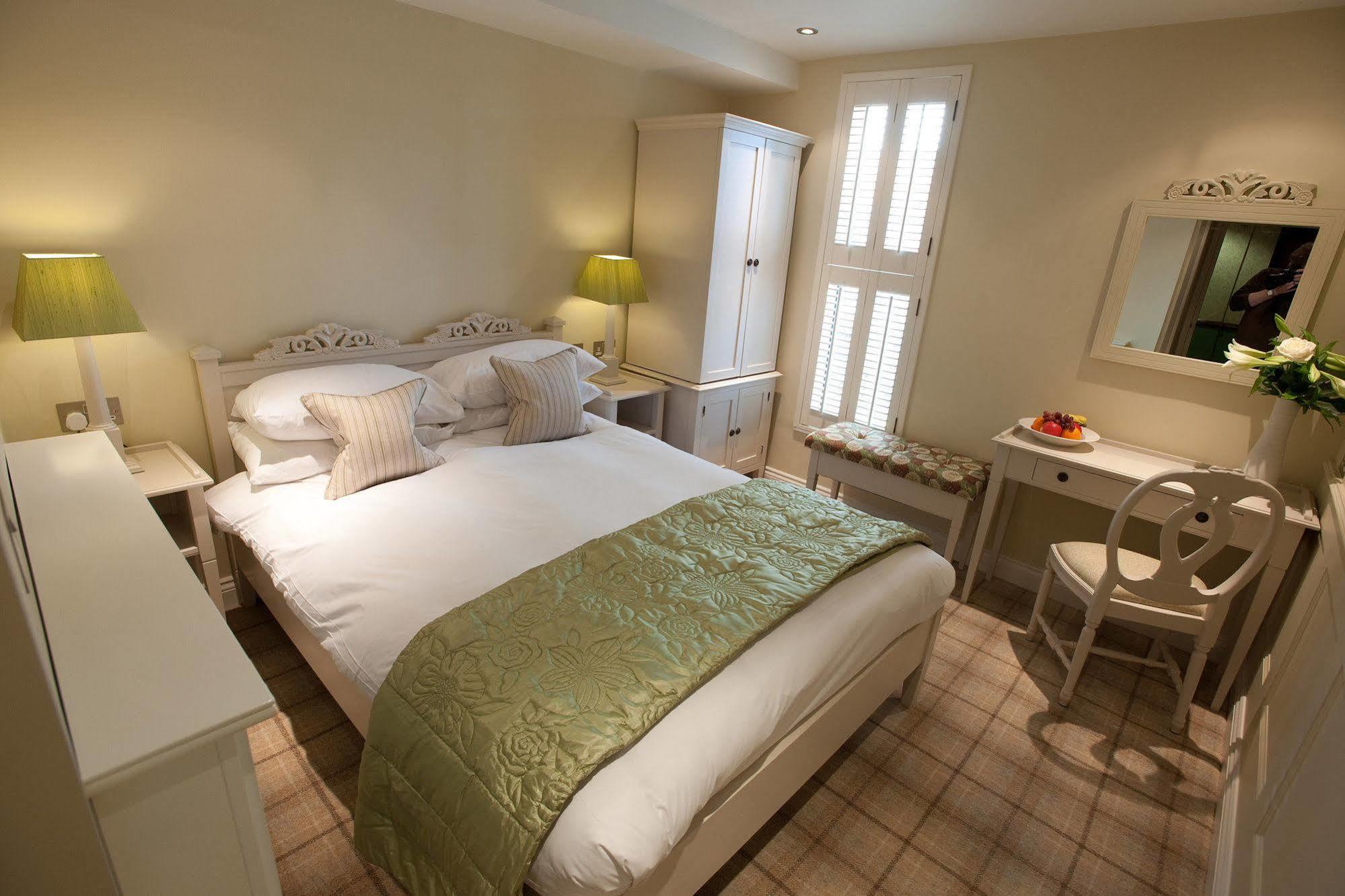 Cotswold Grange Bed and Breakfast Cheltenham Exteriör bild A bedroom at The Old Vicarage