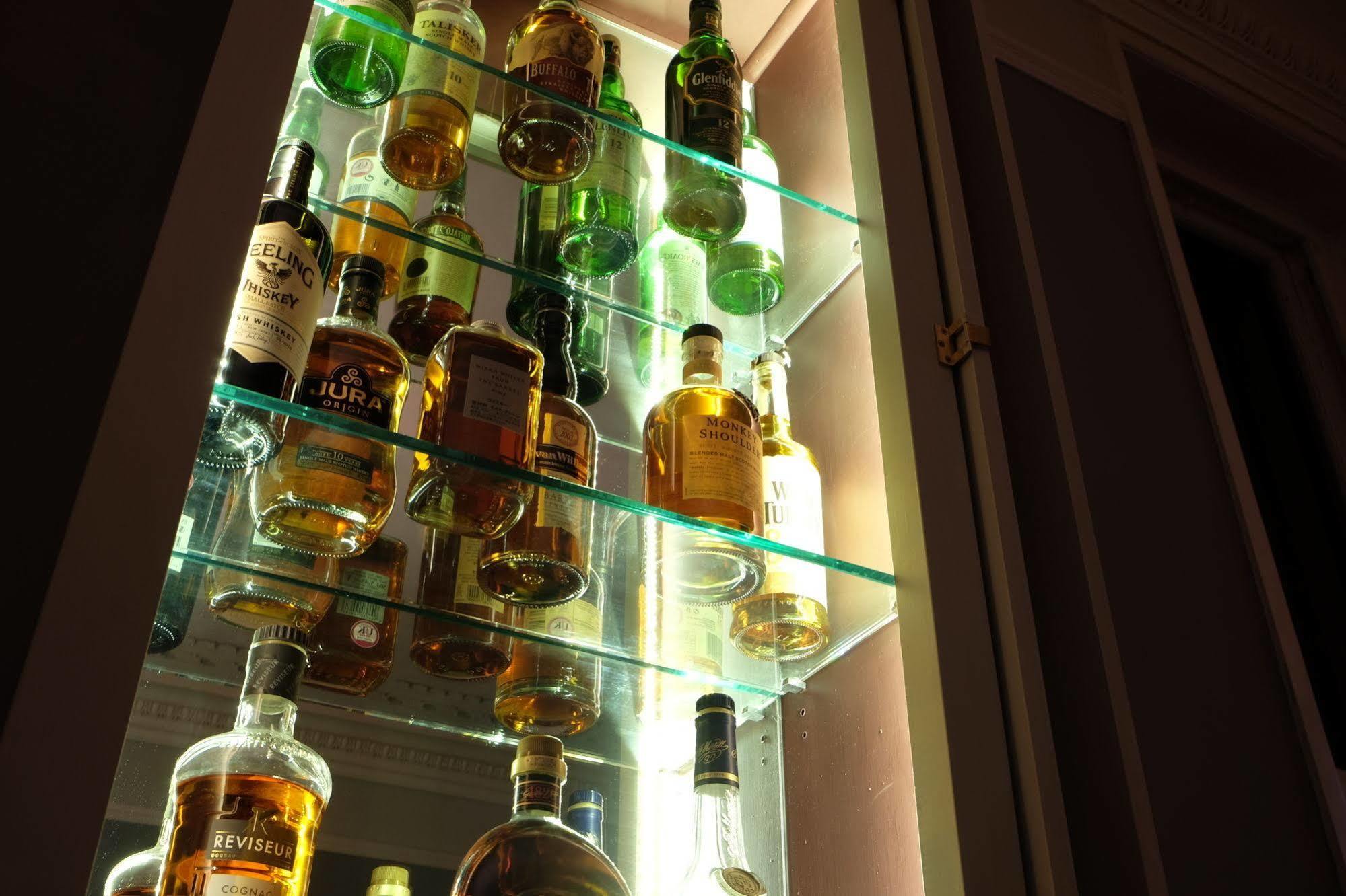 Cotswold Grange Bed and Breakfast Cheltenham Exteriör bild A selection of Scotch whiskies