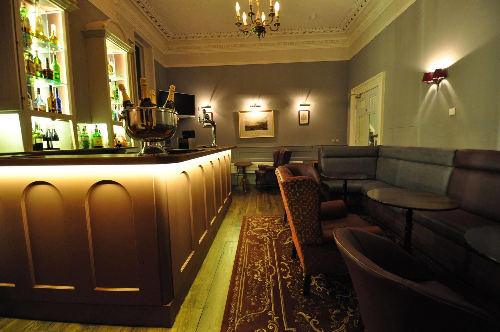 Cotswold Grange Bed and Breakfast Cheltenham Exteriör bild The bar at the hotel