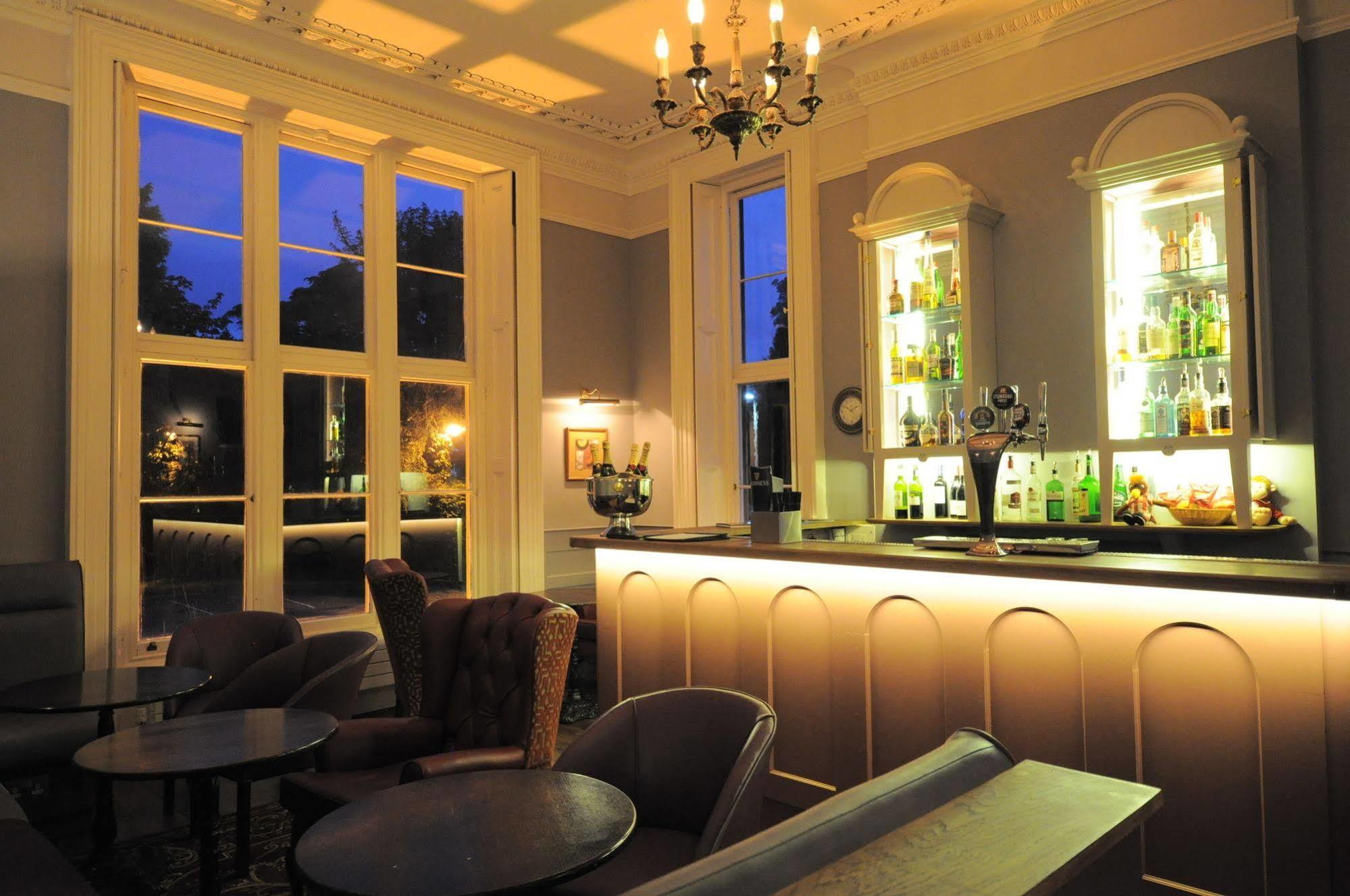 Cotswold Grange Bed and Breakfast Cheltenham Exteriör bild The bar at the hotel