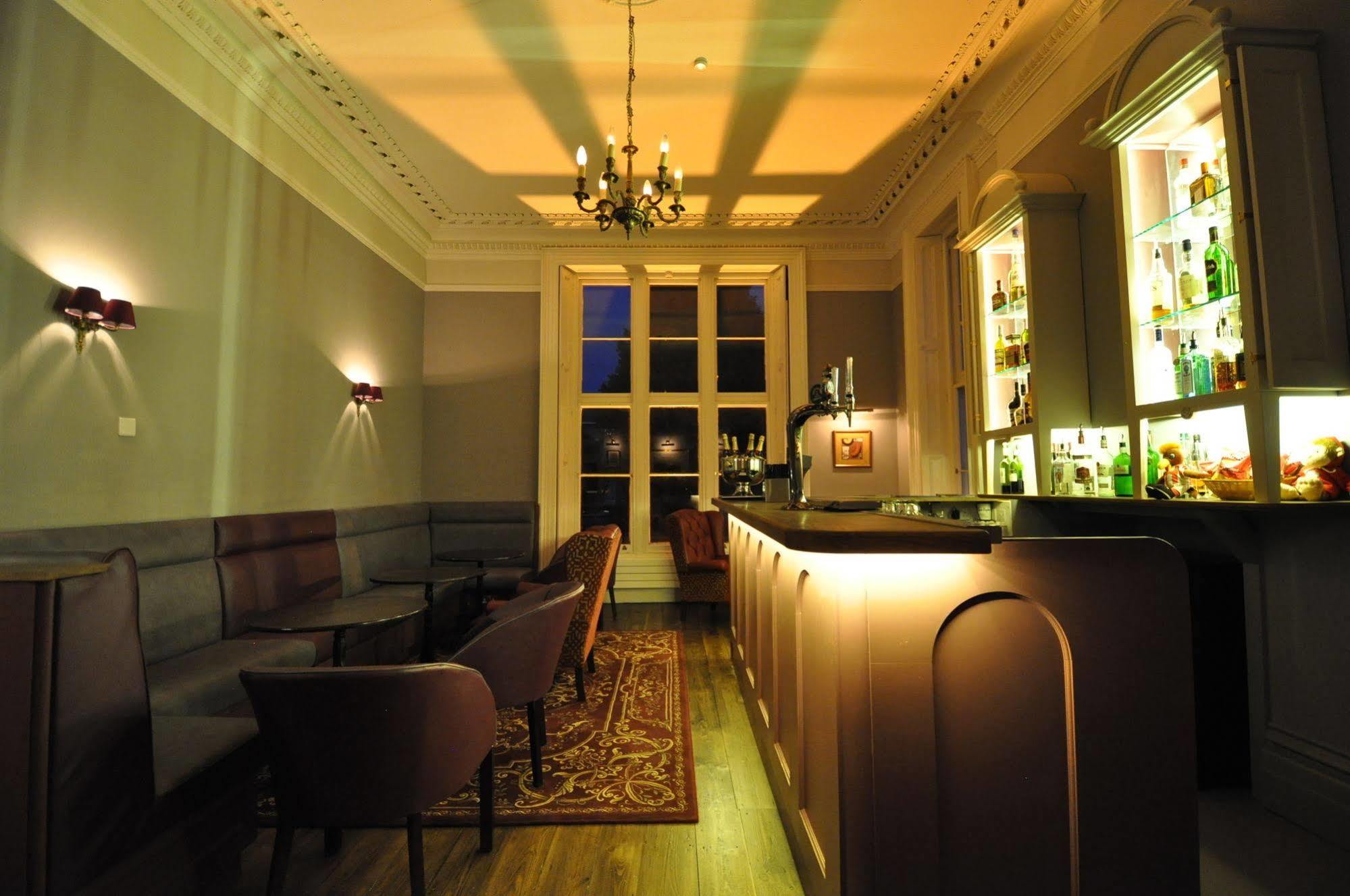 Cotswold Grange Bed and Breakfast Cheltenham Exteriör bild The bar at the 2007–2011 premises
