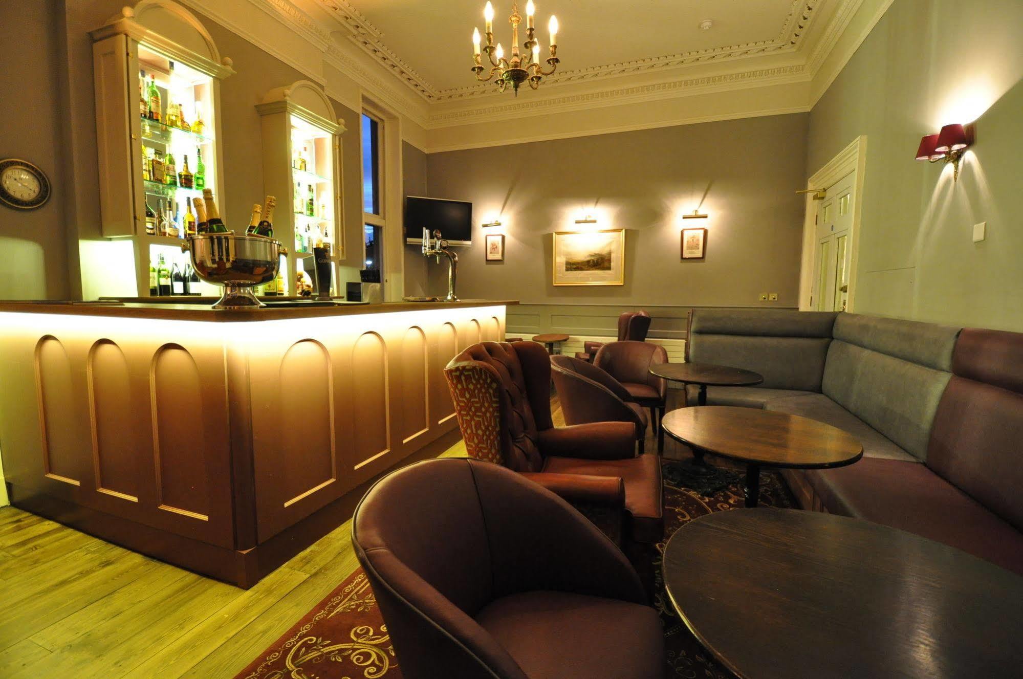 Cotswold Grange Bed and Breakfast Cheltenham Exteriör bild The bar at the hotel