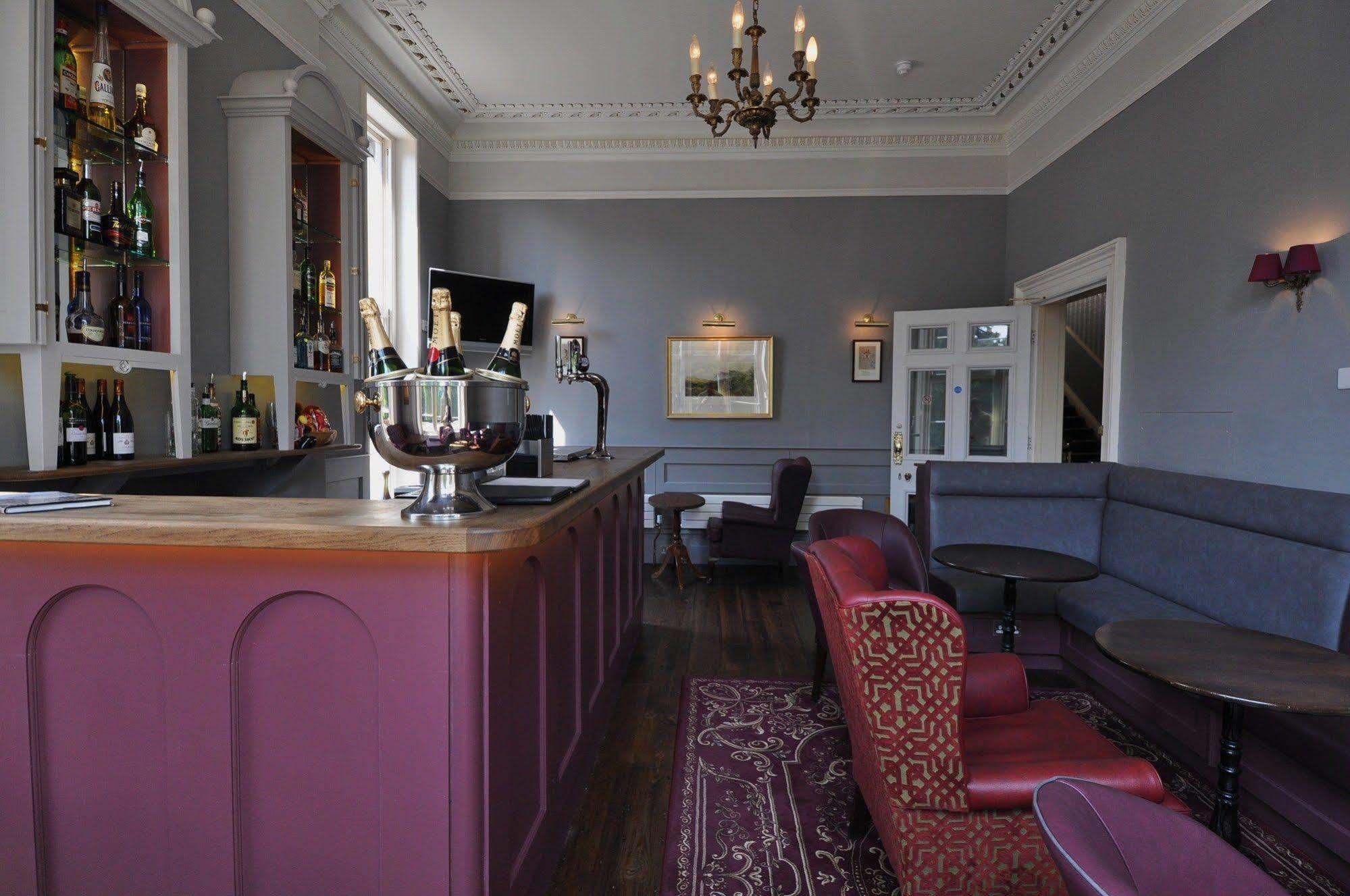 Cotswold Grange Bed and Breakfast Cheltenham Exteriör bild The bar at the hotel
