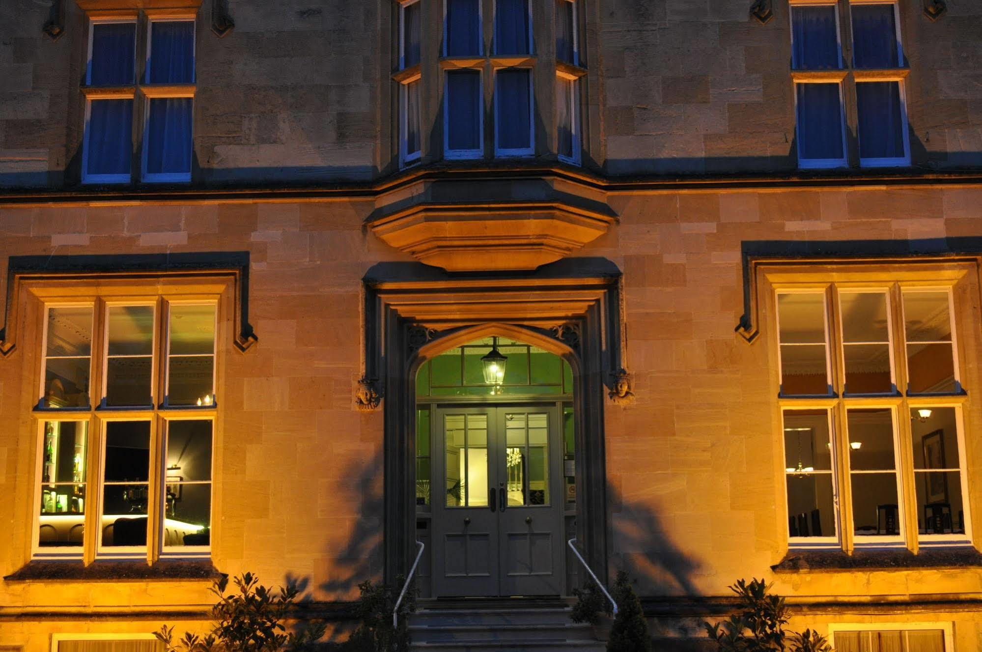 Cotswold Grange Bed and Breakfast Cheltenham Exteriör bild The entrance to the main building