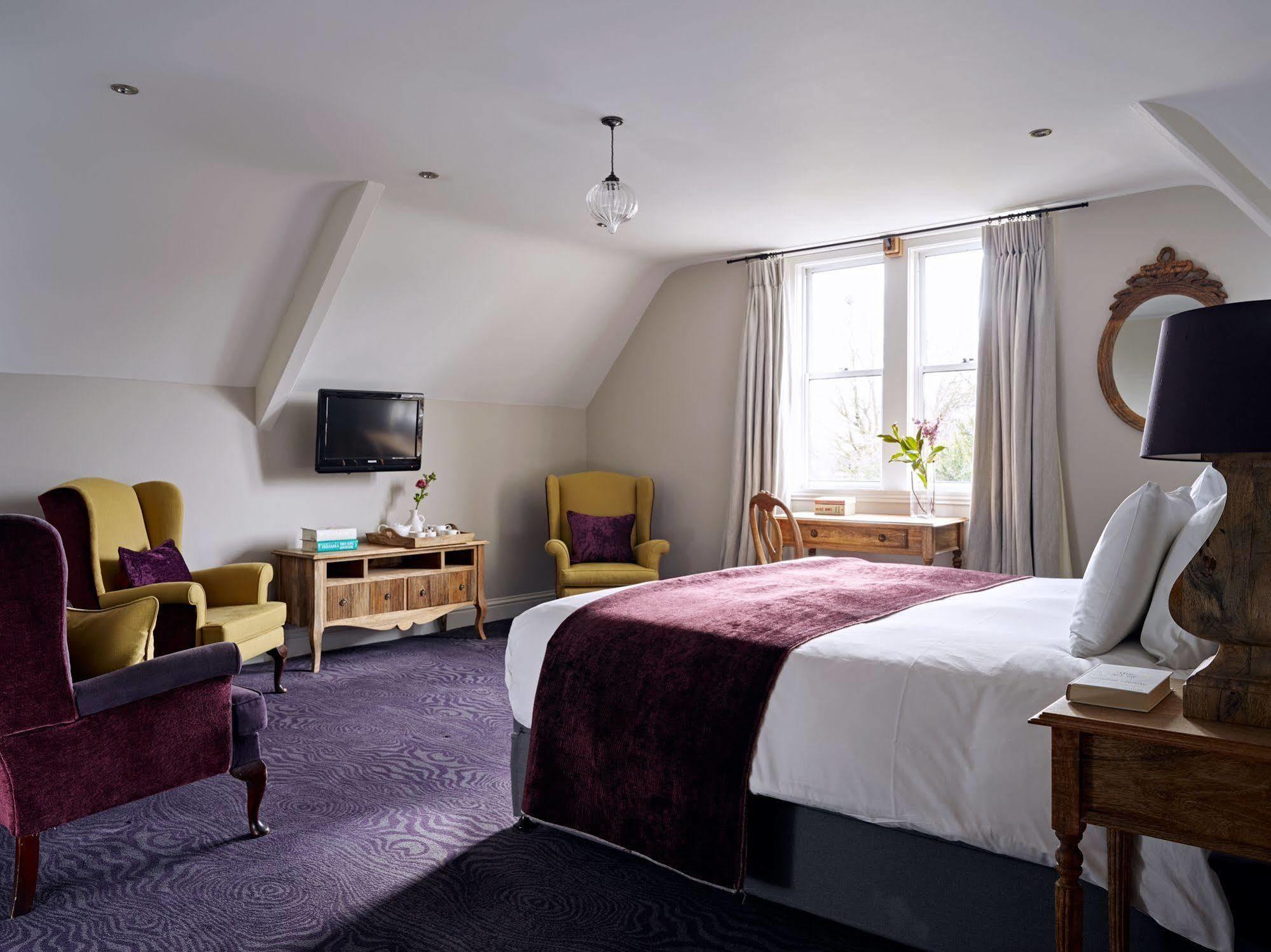 Cotswold Grange Bed and Breakfast Cheltenham Exteriör bild A bedroom at The Swan Hotel