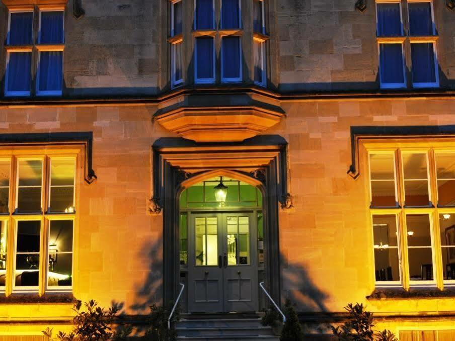 Cotswold Grange Bed and Breakfast Cheltenham Exteriör bild The entrance to the main building