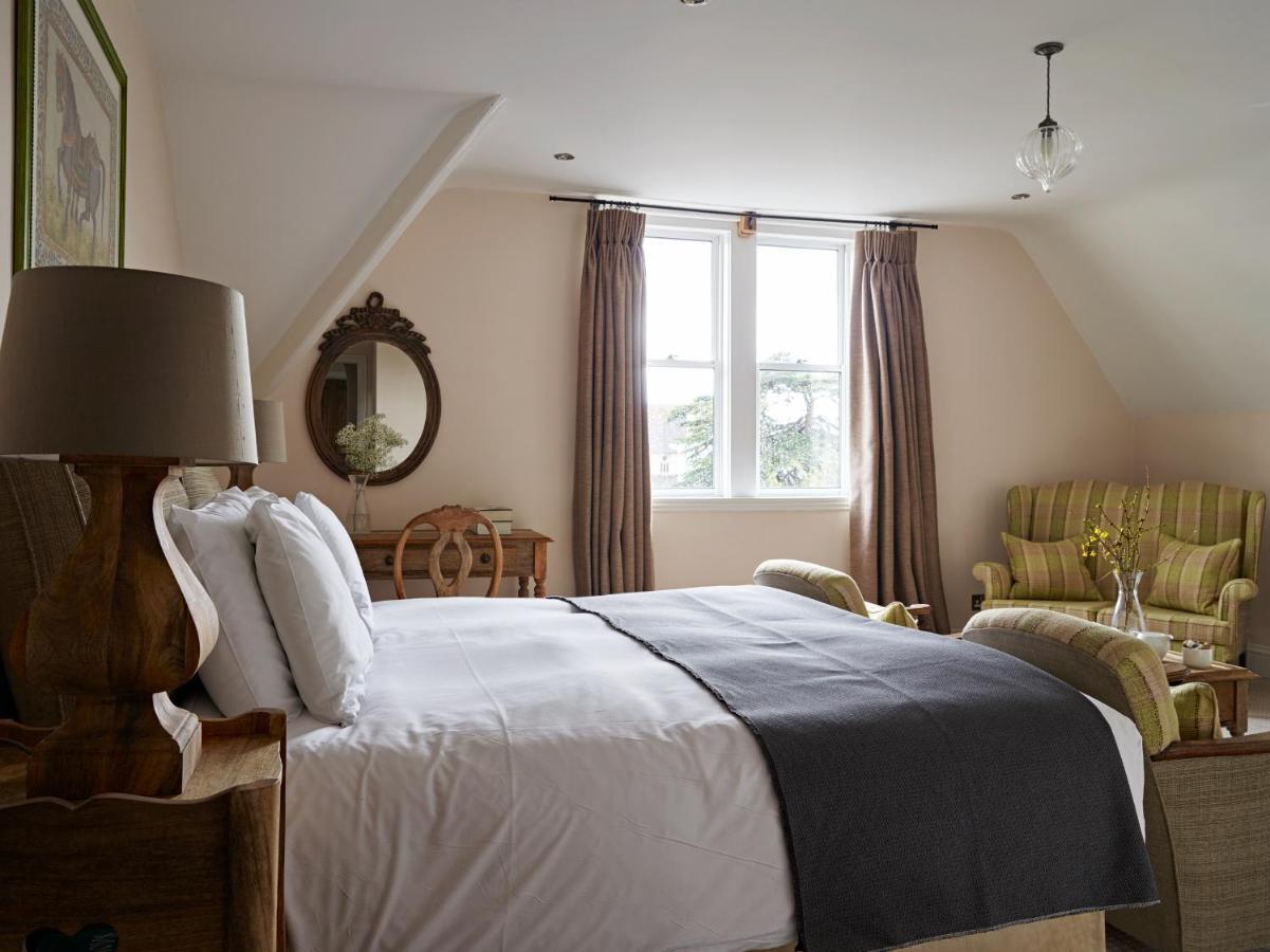Cotswold Grange Bed and Breakfast Cheltenham Exteriör bild A bedroom at The Pig